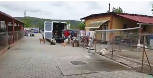 Ein Sachspendentransport für das Magic Land wird ausgeladen.